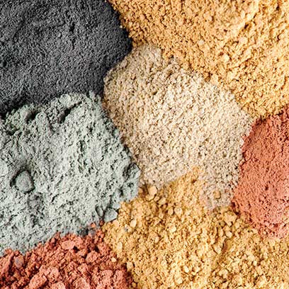 selezione di argille bianche e verdi presenti nei cosmetici della linea Active Pureness di comfort zone per contrastare l'eccessiva produzione di sebo ed opacizzare la pelle