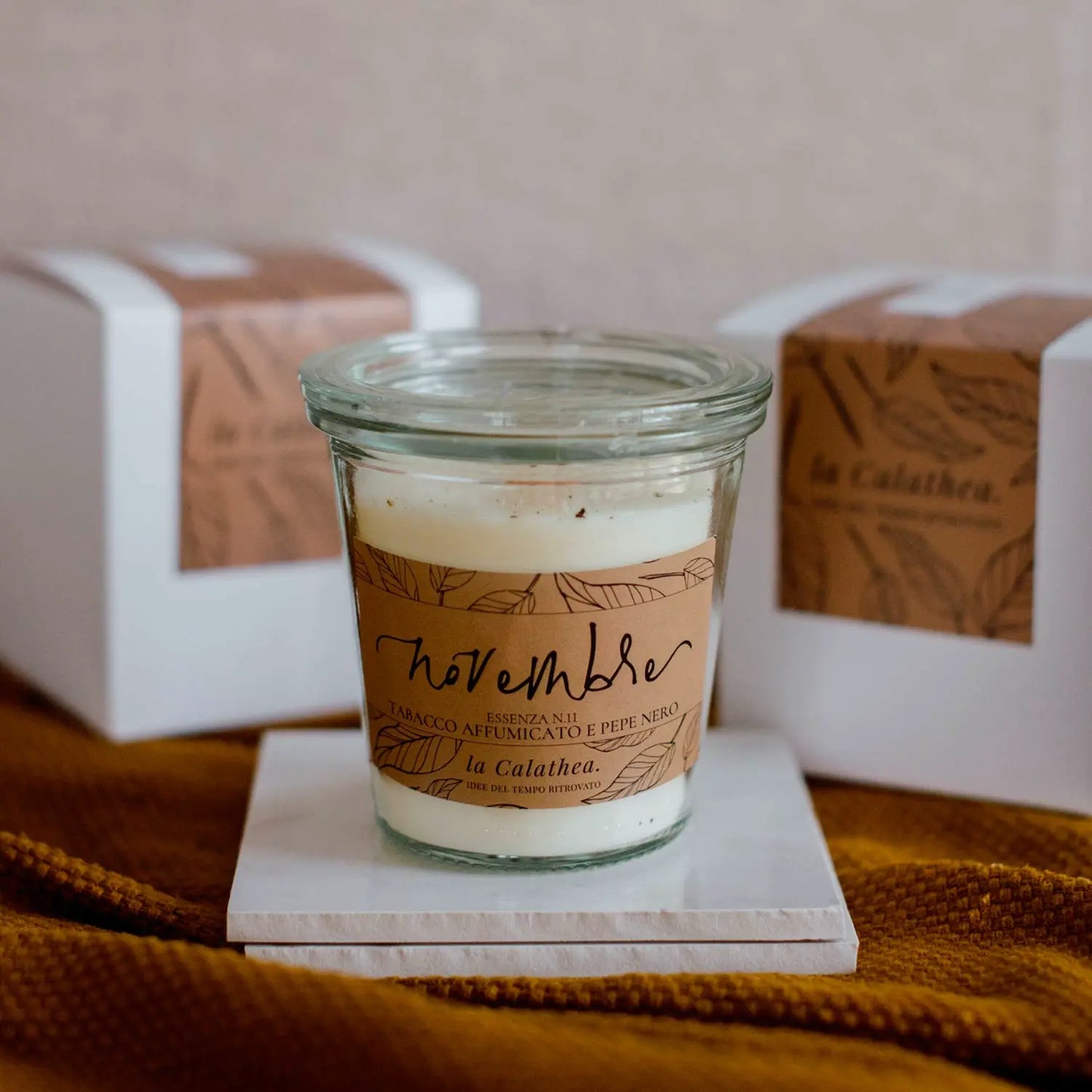 candela di soia al tabacco e pepe nero la calathea