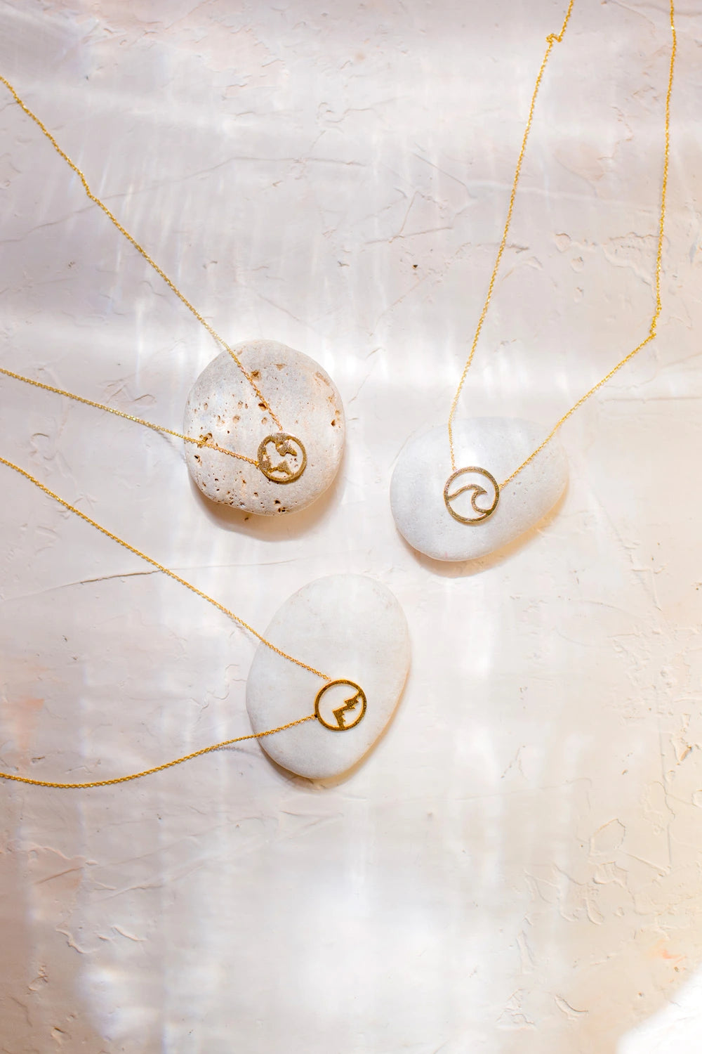 🌊 Waves Necklace – The Jewel that Follows the Wave of Change