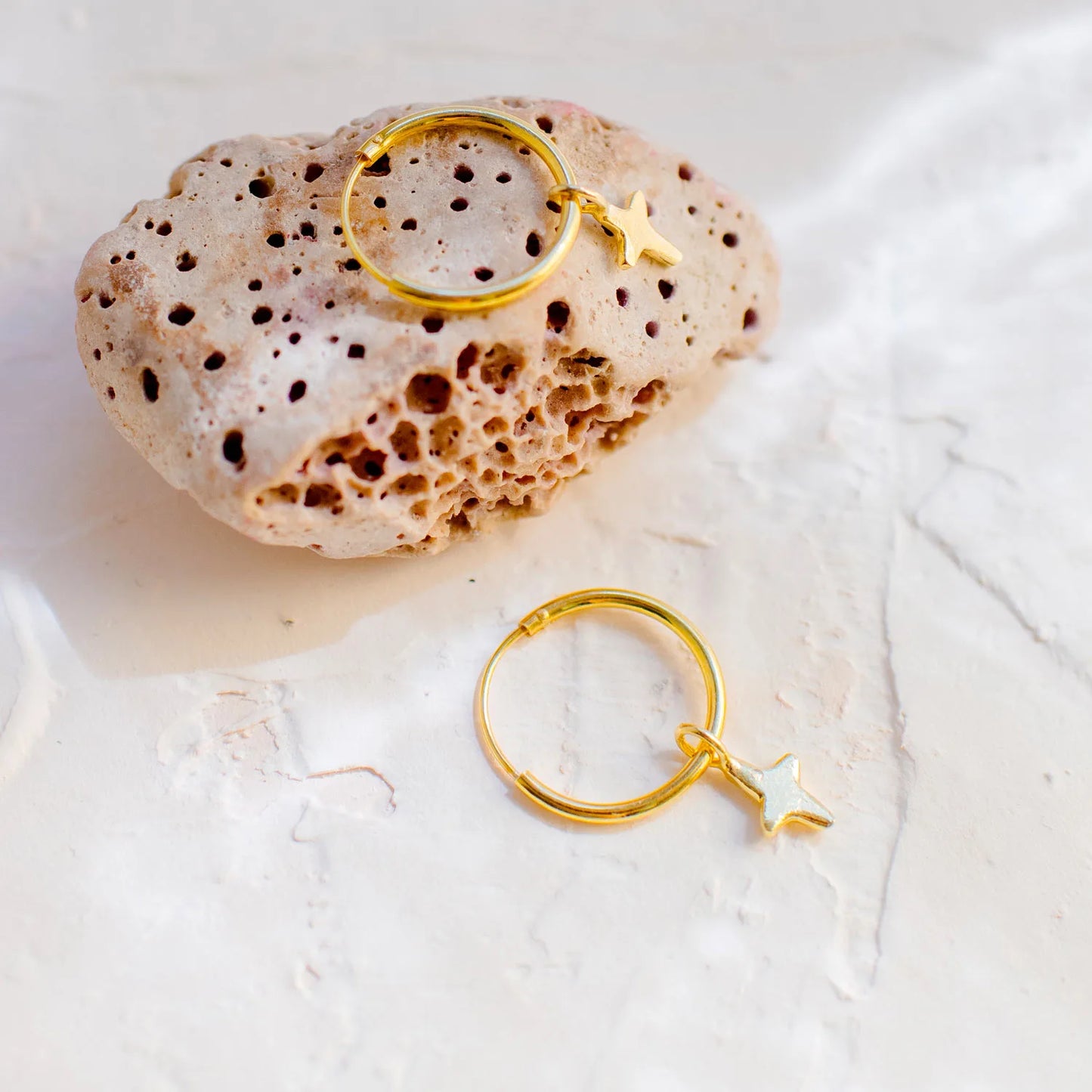 orecchini a cerchio con croce pendente Sparkling Wishes Italia