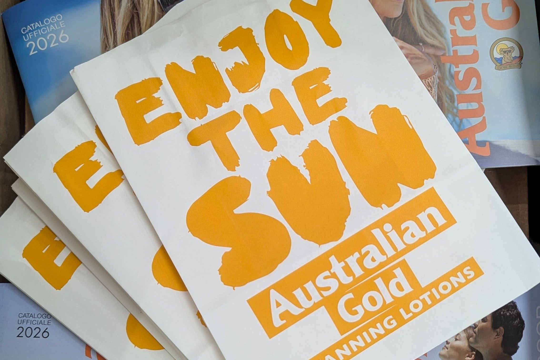 Immagine raffigurante cosmetici solari e cataloghi Australian Gold 