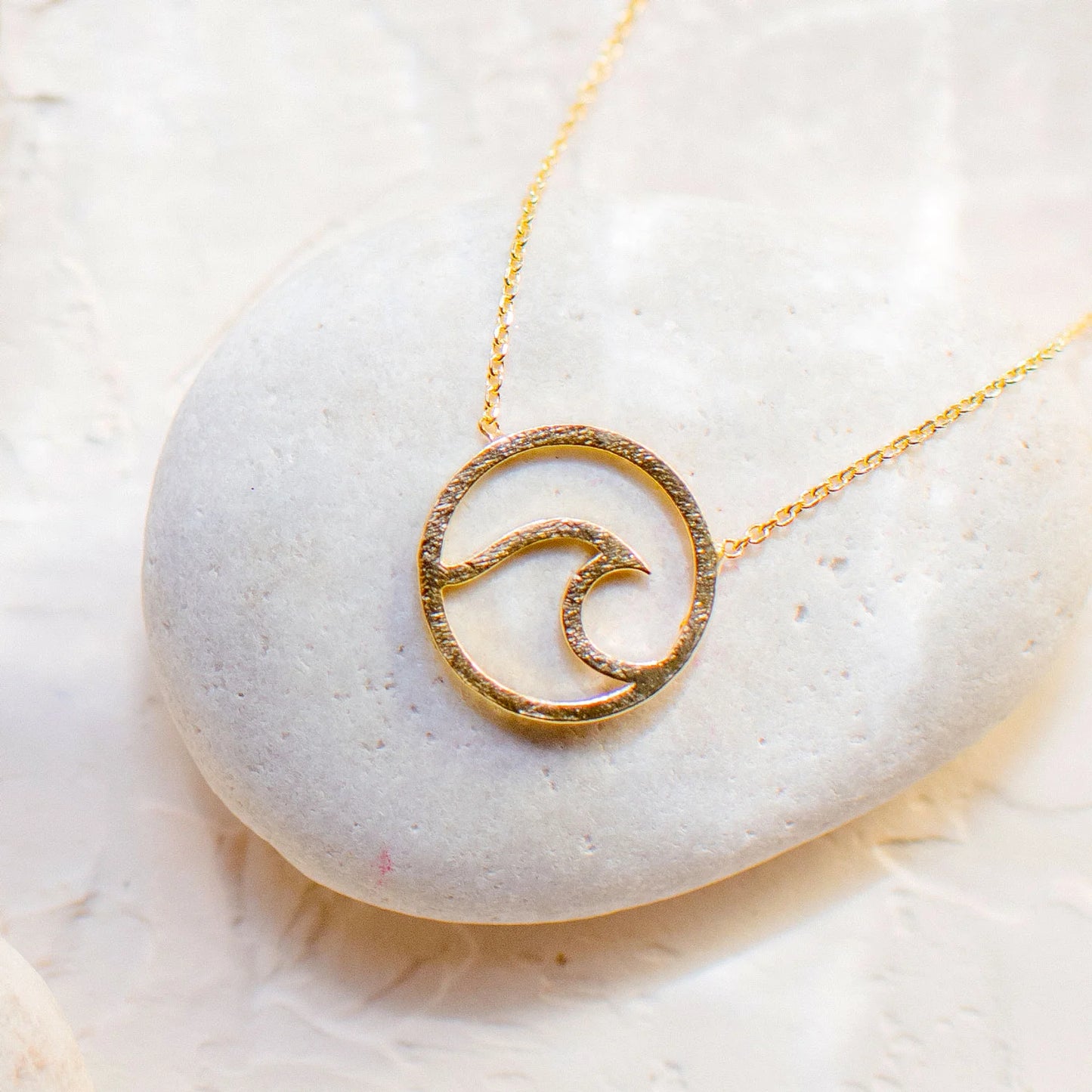 🌊 Collana Waves – Il Gioiello che Segue l'Onda del Cambiamento